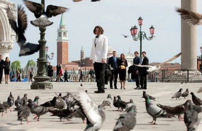 джонни депп на красивой площади венеции